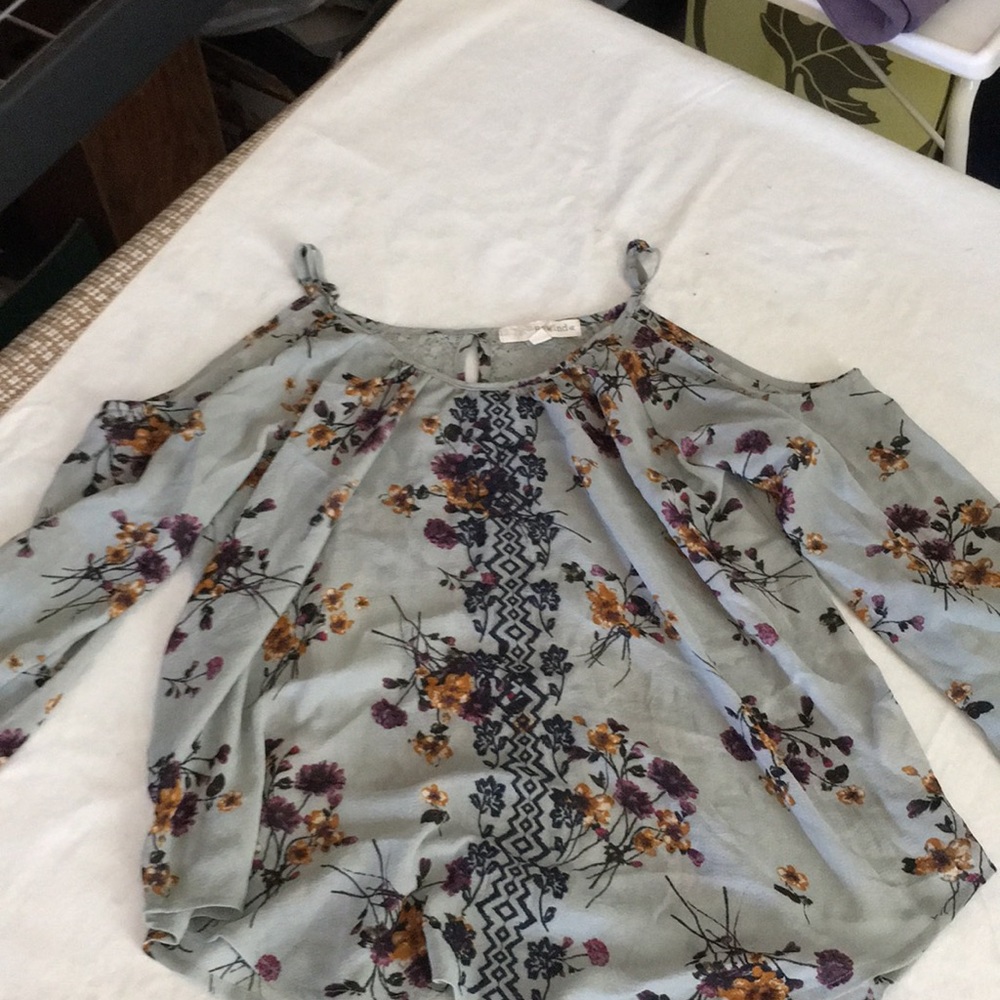 Shoulder less blouse